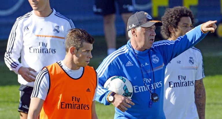 Ancelotti da instrucciones en presencia de Bale, Marcelo y Cristiano Ronaldo durante un entrenamiento en Valdebebas.