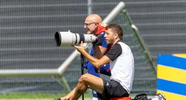 Las 10.000 fotos en la final de la Eurocopa y otros secretos del fotógrafo de la Selección: «Estuve en el rescate de 154 personas en el Mediterráneo y cuatro días después, en el Metropolitano»