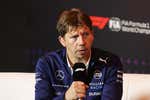 Williams se acicala para recibir a Carlos Sainz: «Empiezas con un mensaje y acabas yendo a su habitación de hotel»