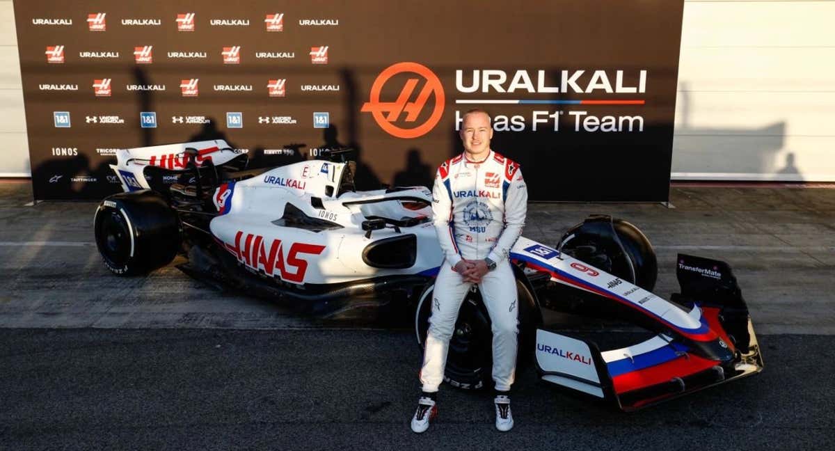 Nikita Mazepin, con el coche de 2022 que no llegó a pilotar.