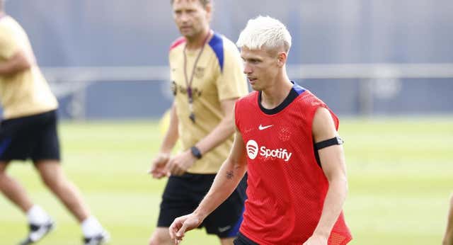 Lo que se cuece en el Barça: la improvisación deja en evidencia a Flick y mosquea a Dani Olmo y toque a Lewandowski por sus ‘gestitos’