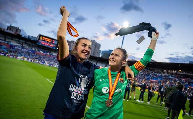 Patri y Paños celebrando el título de Copa de la Reina.  FC BARCELONA