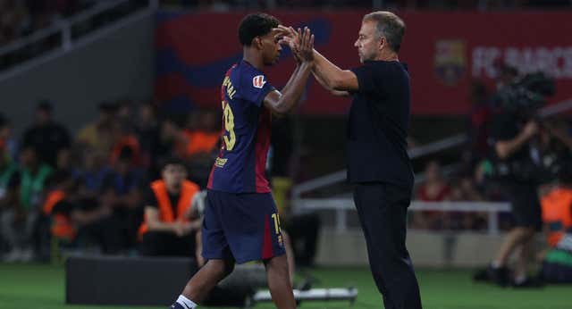 Flick resta mística a su abrazo con Nico y pone en valor a Lewandowski: «Lo suyo no es un tema de edad»