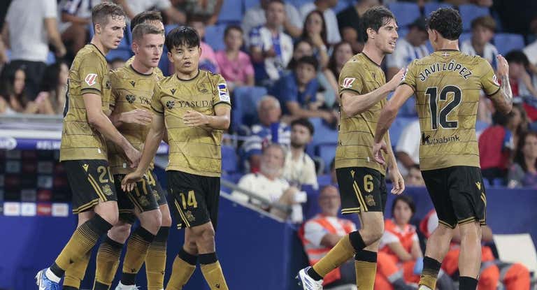 Take Kubo celebra con sus compañeros el gol marcado contra el Espanyol.