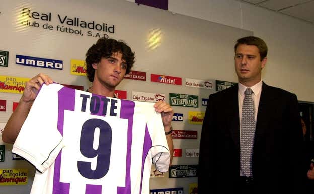 Tote se presenta con el Valladolid ante la mirada de Carlos Suárez.  RUBÉN CACHO