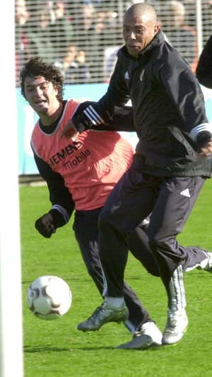 Tote, con Ronaldo en un entrenamiento.  BERNARDO RODRÍGUEZ