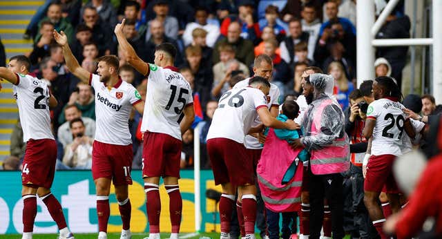Un gol del West Ham casi acaba en tragedia por el aplastamiento de un niño recogepelotas