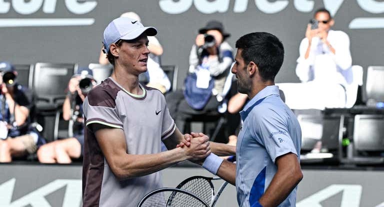 Djokovic y Sinner se saludan tras un partido.