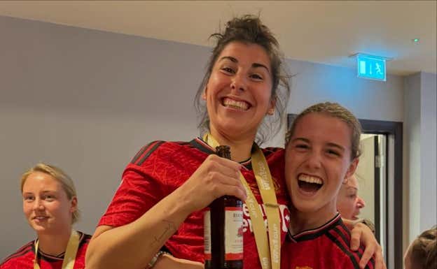 Naia con Lucía García celebrando el título de la FA Cup.  INSTAGRAM: AITOR OCIO