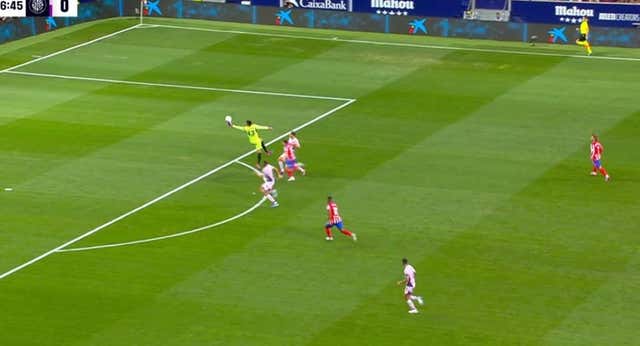 La polémica jugada que indignó al Atlético: ¿por qué Gazzaniga vio amarilla y no roja por la mano fuera del área?
