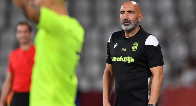 Un gol en el último minuto y el criterio arbitral desquician al Pitu Abelardo: «Será que soy muy burro…»