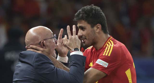 De la Fuente, en apuros: tiene a nueve pilares de su lista con asterisco y un agujero en el medio campo