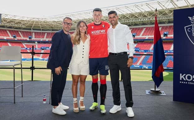 Juanfran Moreno (derecha), con Abel Bretones durante la presentación del lateral con Osasuna.