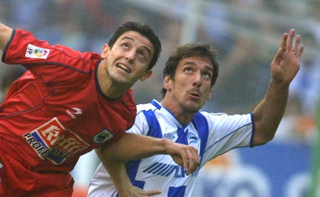 'Oscar Téllez junto a Nihat Kahveci, en un debri entre la Real Sociedad y el Alavés.  Diario Vasco