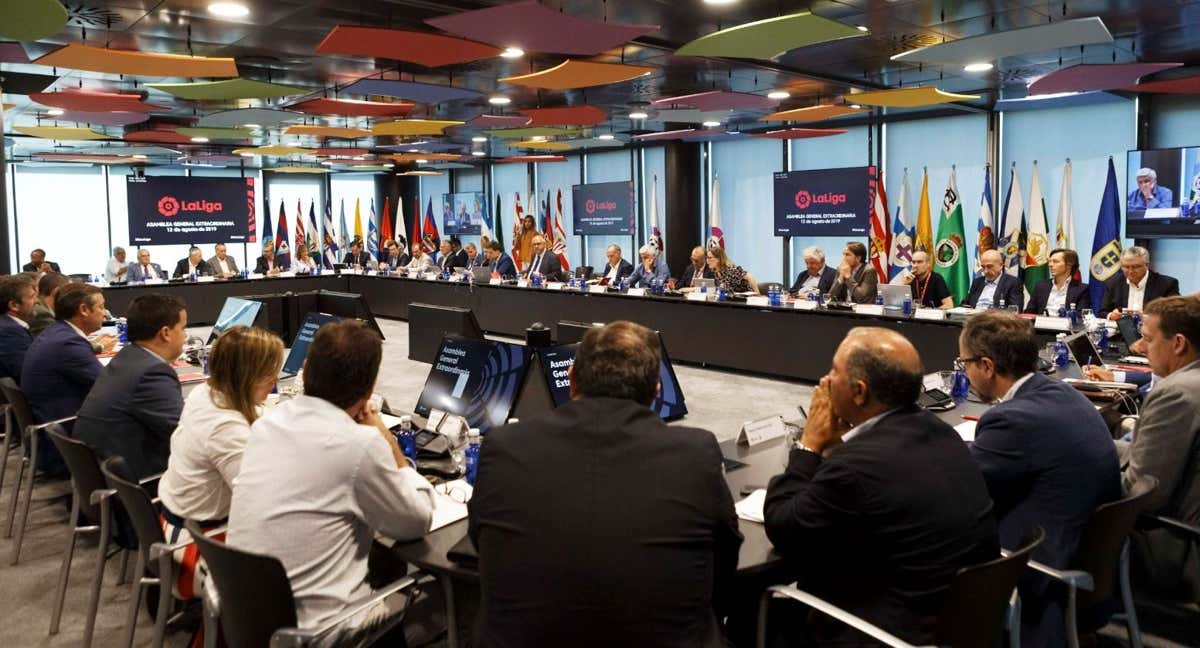 Foto de archivo de una reunión de los clubes en LaLiga.