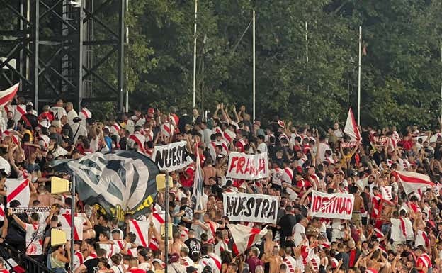 Imagen de un sector de la grada del fondo del estadio de Vallecas de espalda al partido.  Relevo