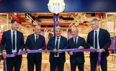 Laporta inaugura una 'store' del Barça en Barajas y presume: «El único club con una tienda en el aeropuerto madrileño»