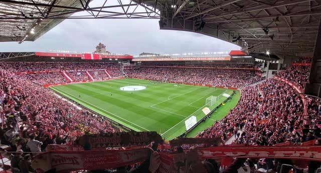 Una subida repentina de 2 euros enciende la llama en la afición del Sporting de Gijón y pone en la diana al grupo Orlegi