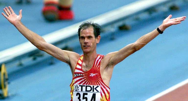 Abel Antón celebra su victoria en el maratón de Sevilla, en el Mundial de atletismo de 1999.