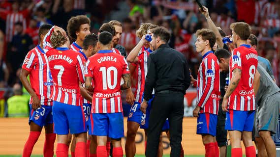 Los jugadores del Atlético escuchan a Simeone durante la pausa de hidratación./EFE