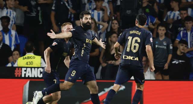 Una decisión injustificable de Sánchez Martínez condiciona un derbi que se lleva el Alavés