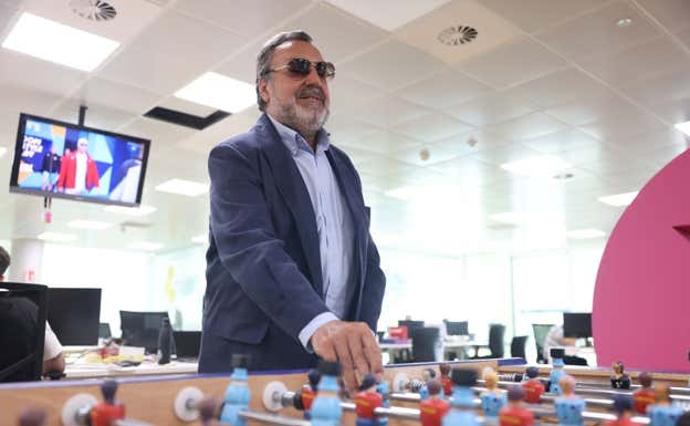 Miguel Carballeda siente el futbolín de Relevo.  ÁLEX CORRAL