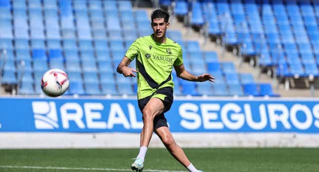 La marcha de Carlos Fernández al Cádiz abrirá las puertas a la llegada de un delantero