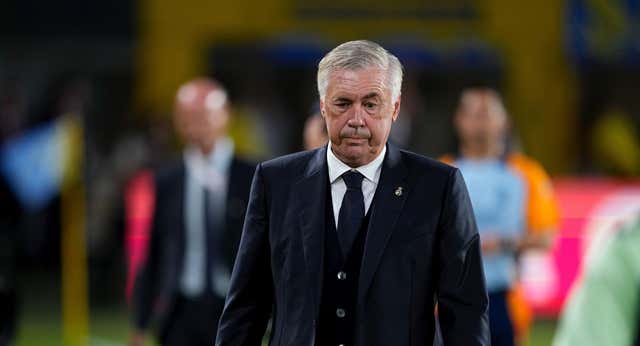 Ancelotti reconoce que el Madrid tiene un problema, se deja de ‘palos’ y levanta la mano: «Tengo que estar más claro»