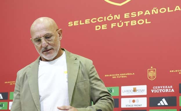 El técnico riojano, a su llegada este viernes a la sala Luis Villalonga de la RFEF.