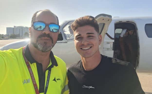 Julián Alvarez, recién aterrizado en la terminal privada de Madrid, junto a Jorge.  TWITTER: @ESTOESATLETI