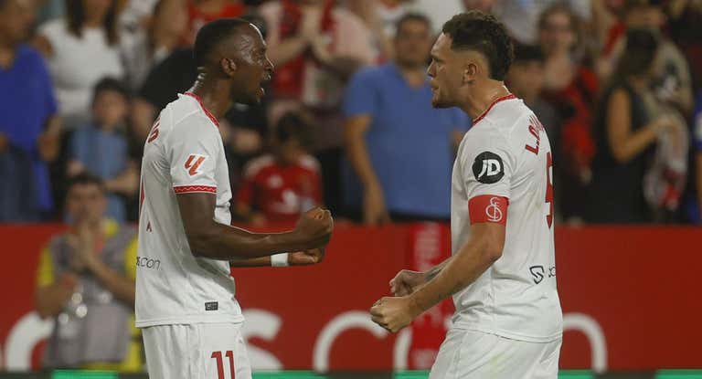 Lucas Ocampos celebra el gol de Lukebakio ante el Villarreal.