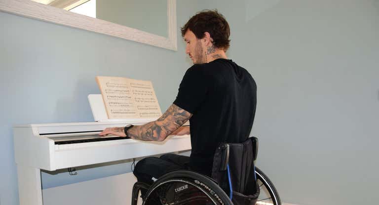 Manuel Bortuzzo toca para Relevo en el piano de su casa.