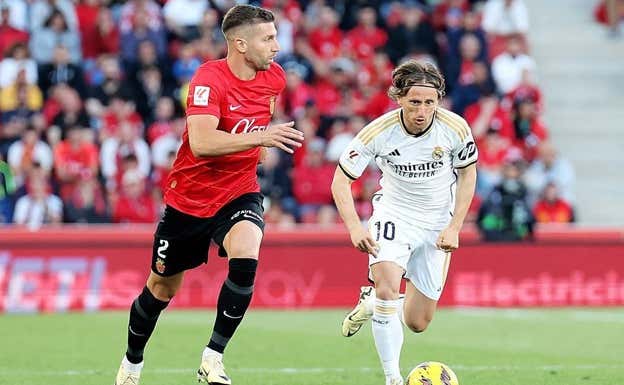 Nastasic conduce la pelota ante la mirada de Modric.  EFE