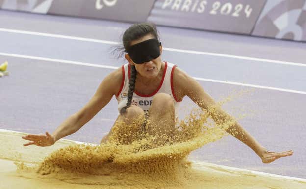 Alba García tras el salto.  EFE