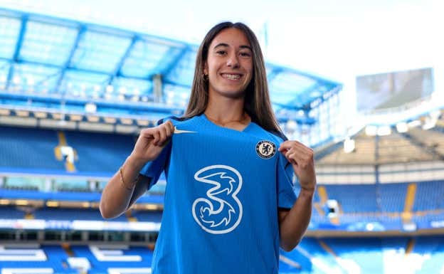 Julia Bartel posa con la camiseta del Chelsea.  CHELSEA