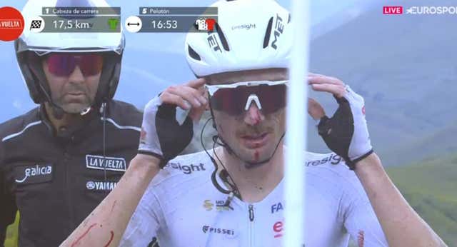 Terrible caída en la Vuelta: McNulty choca con el quitamiedos, se despeña por la ladera y acaba ensangrentado