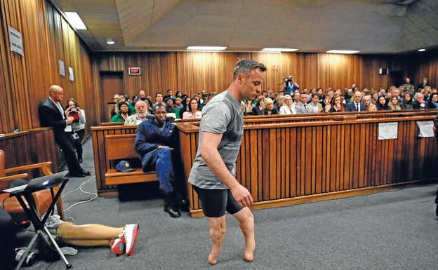 Oscar Pistorius camina sin sus prótesis durante el juicio por el asesinato de su novia.  REUTERS