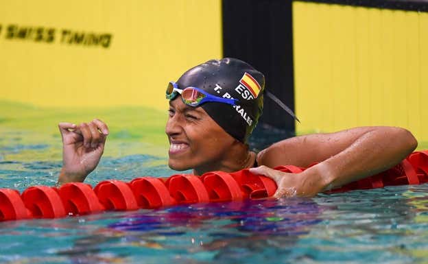 Teresa Perales mira al marcador para ver el color de su medalla.  EFE
