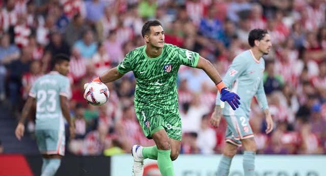 Simeone alaba las peleas de Musso para jugar en el Atlético y manda un mensaje a Oblak: «Ojalá le dé competencia»