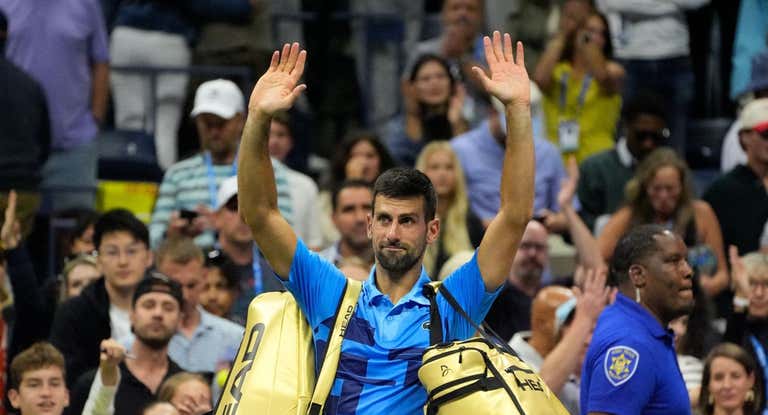 Novak Djokovic se despide del estadio Arthur Ashe tras caer eliminado en la tercera ronda del US Open.