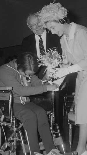 Guttmann y la reina de Inglaterra durante los Juegos de Stoke Mandeville.  GETTY