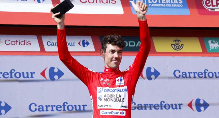 Ben O'Connor luce el maillot de líder en Villablino... ¿por última vez?