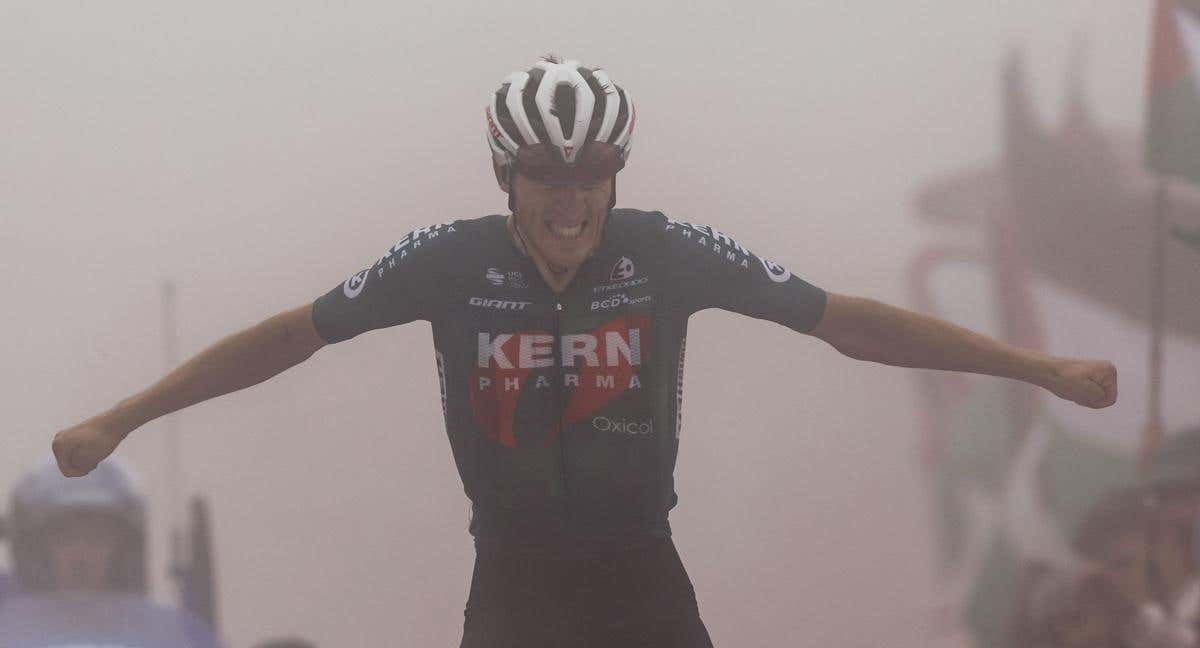 Pablo Castrillo celebra la victoria en la decimoquinta etapa de La Vuelta.