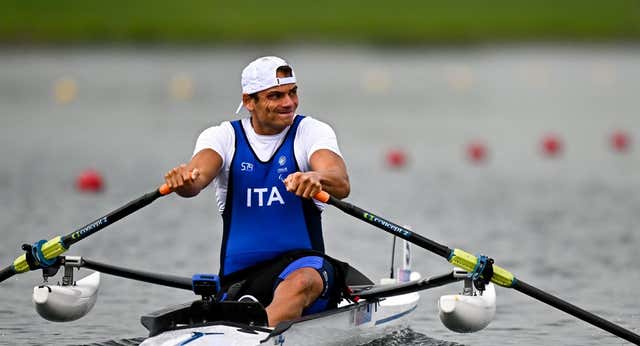 Retiran el bronce a un remero por llevar un móvil en su embarcación