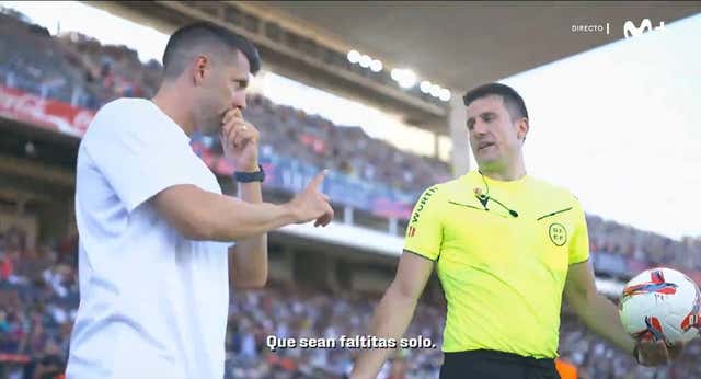 La sorprendente charla entre Pezzolano y el árbitro pidiendo «sólo faltitas» que aplaude Mateu Lahoz: «Maravilloso»