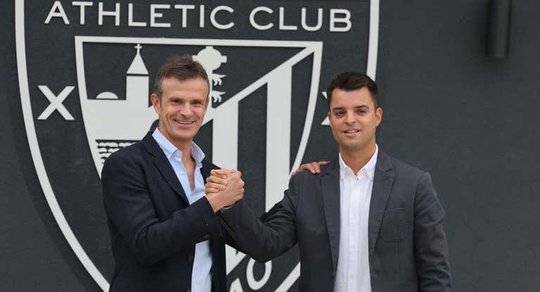 Jon Uriarte y Mikel González posan en Lezama ante el escudo del club.