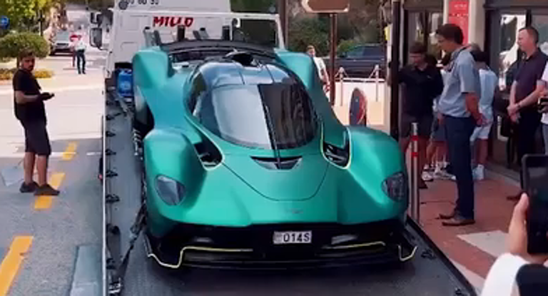 La grúa se lleva el coche de Fernando Alonso en Mónaco