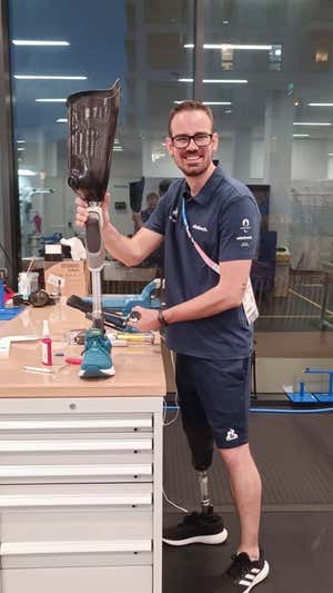 En un taller de París salen a flote las mayores penurias de los paralímpicos: «Vi una prótesis de madera y me quedé blanco»