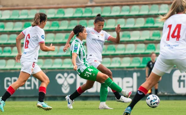 Carol durante el derbi de pretemporada en la Copa Andalucía.  BETIS FÉMINAS