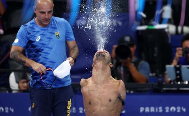 Gabrielzinho escupe agua como si fuera una fuente en París 2024. AFP